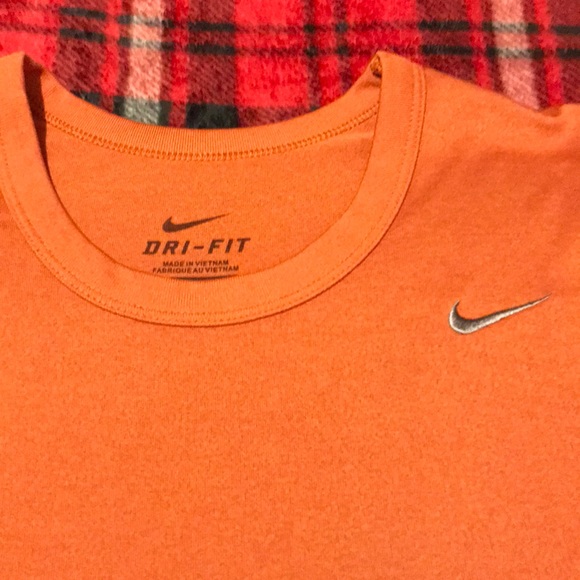 Nike wmns drifit tee, size md - Picture 2 of 3